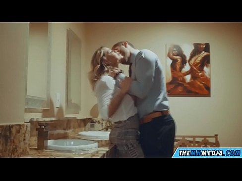 ❤️ ໃນເວລາທີ່ຜິວເນື້ອສີຂາວ busty seduces ທ່ານຢູ່ໃນຫ້ອງນ້ໍາສາທາລະນະ ❤️❌ ສະຫຼັດ ຢູ່ພວກເຮົາ ❌❤